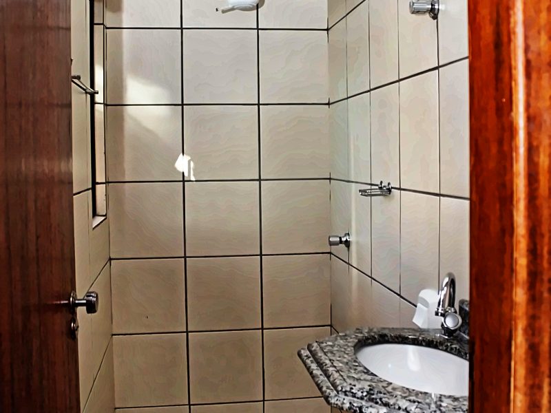 Banheiro privativo — Chuveiro, pia e ventilação natural