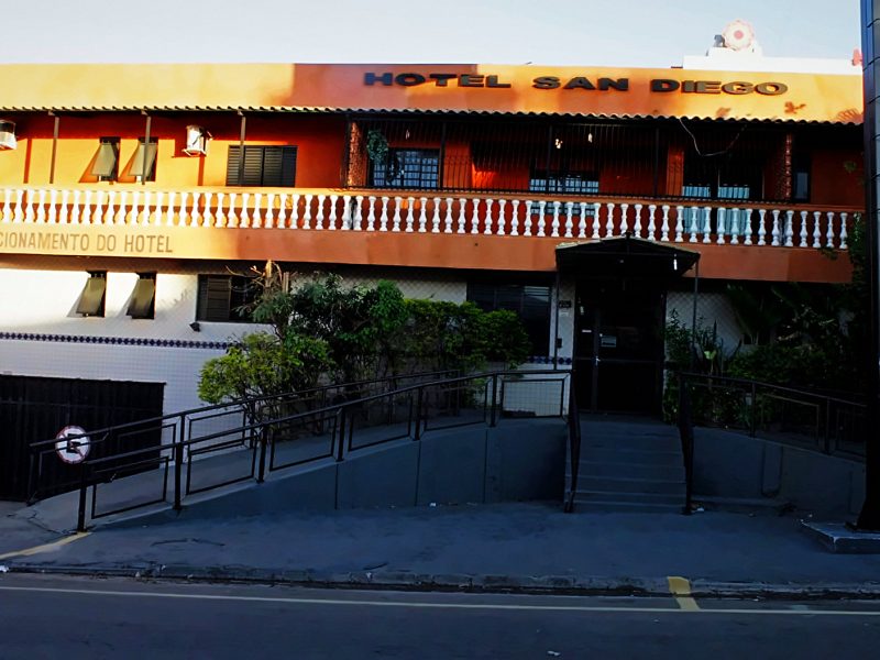Vista frontal do hotel — Garagem própria na entrada