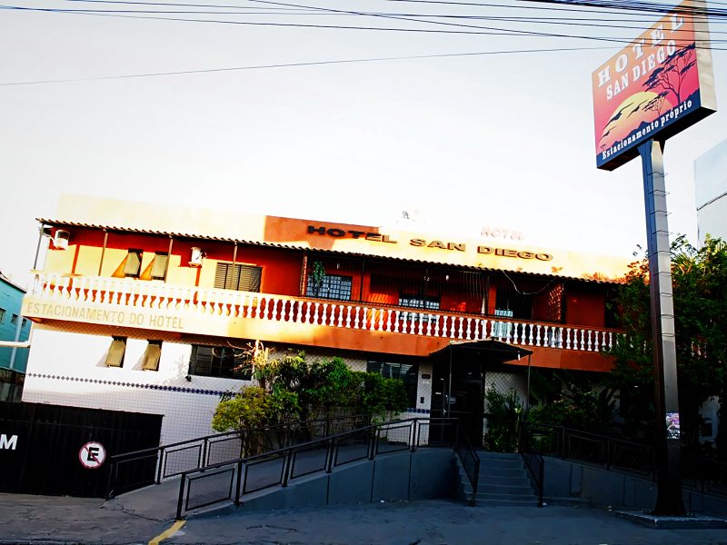 Entrada pela Rua 300 — Placa e garagem própria