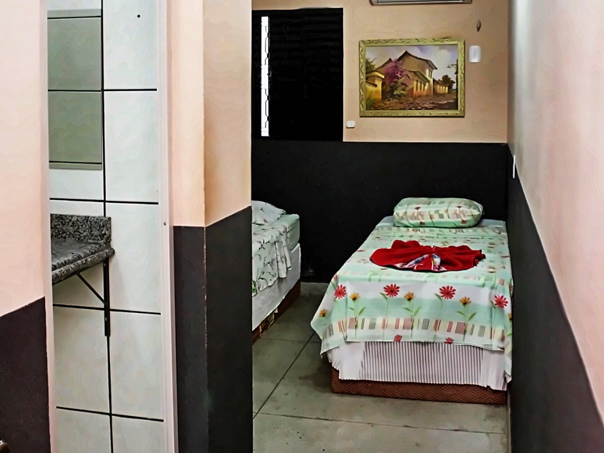 Quarto solteiro — Cama de solteiro, ar-condicionado e banheiro privativo