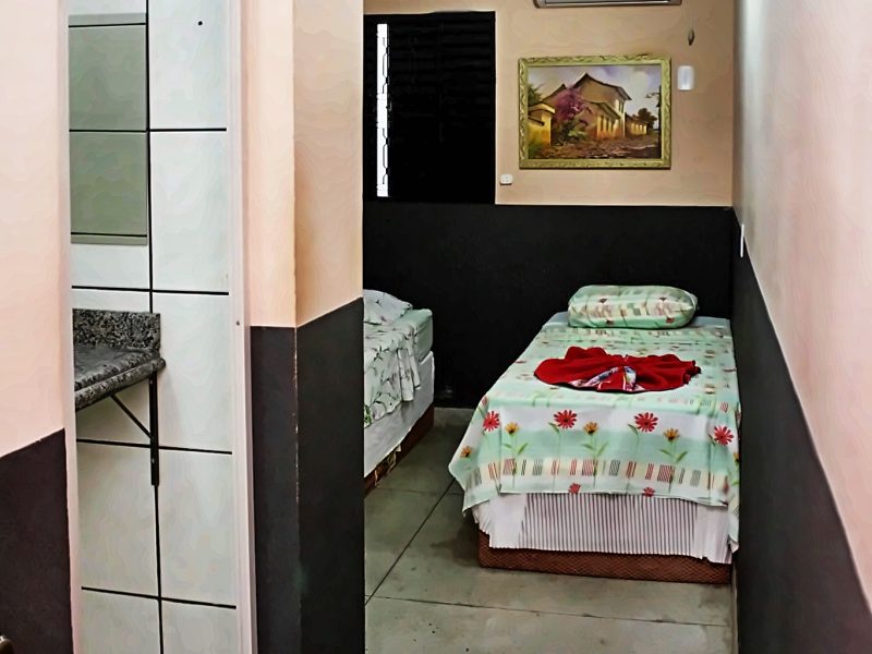 Quarto solteiro — Cama de solteiro, ar-condicionado e banheiro privativo
