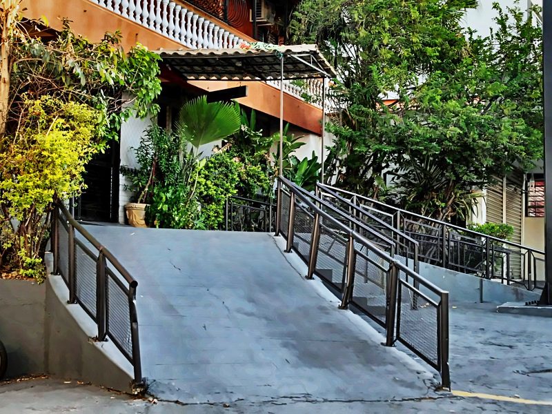 Rampa de acesso — Entrada sem escada, para quem chega carregado